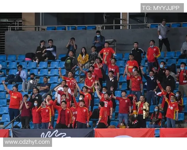 吐祥镇足球比赛直播现场热烈进行球迷齐聚为家乡球队加油助威